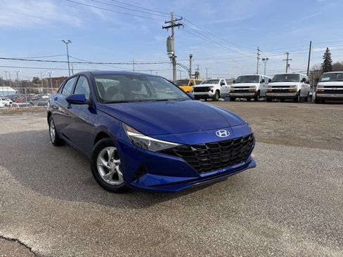 Used 2023 Hyundai Elantra SE image 2
