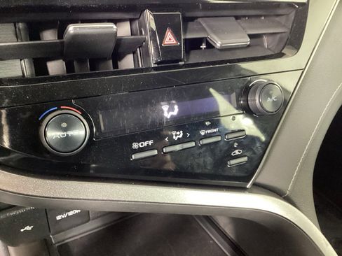 Used 2021 Toyota Camry SE w/ Cold Weather Package image 27