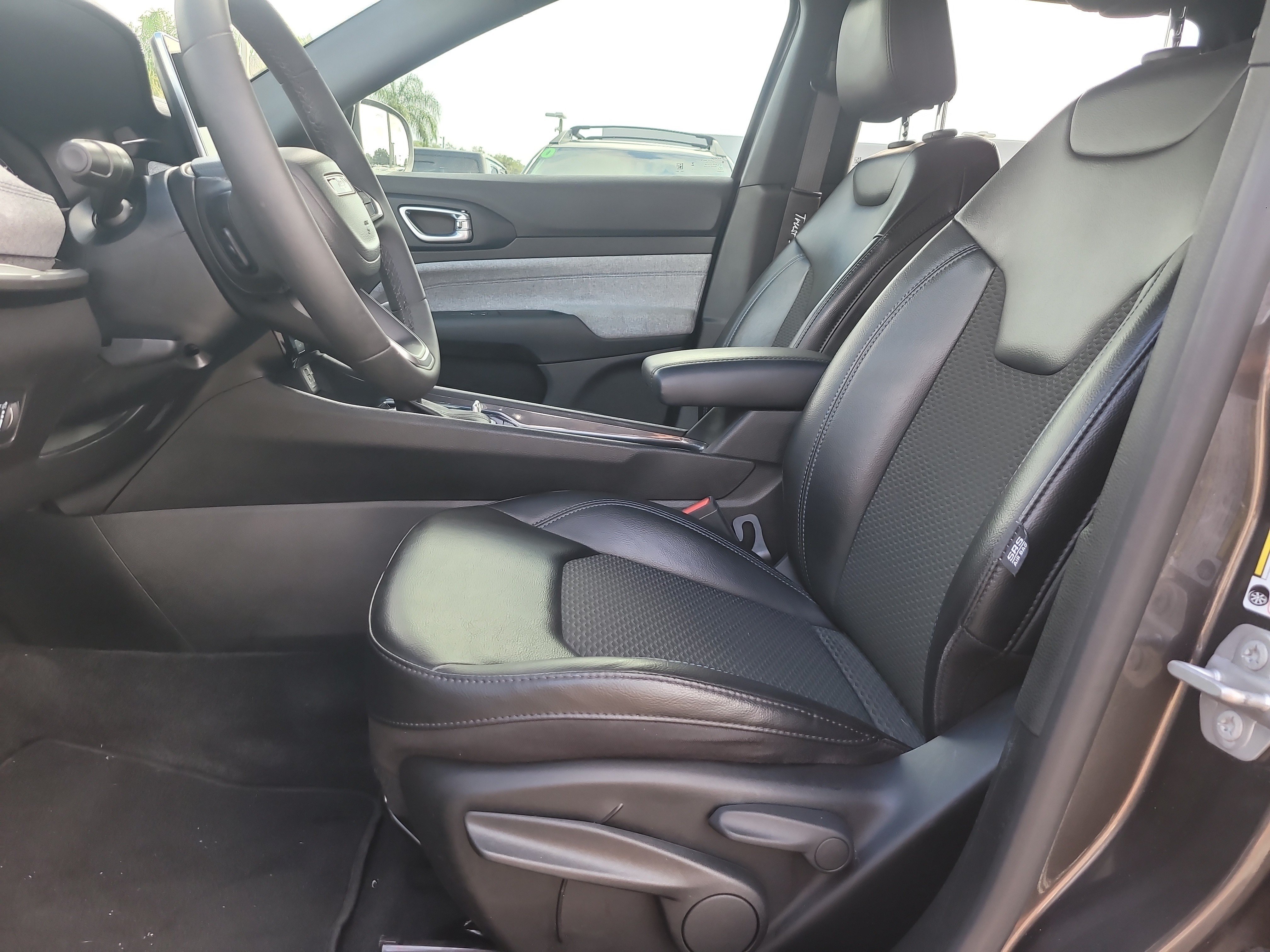Used 2023 Jeep Compass Latitude AWD/4WD image 17
