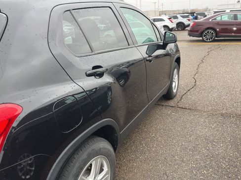 Used 2021 Chevrolet Trax LT w/ LT Convenience Package image 16