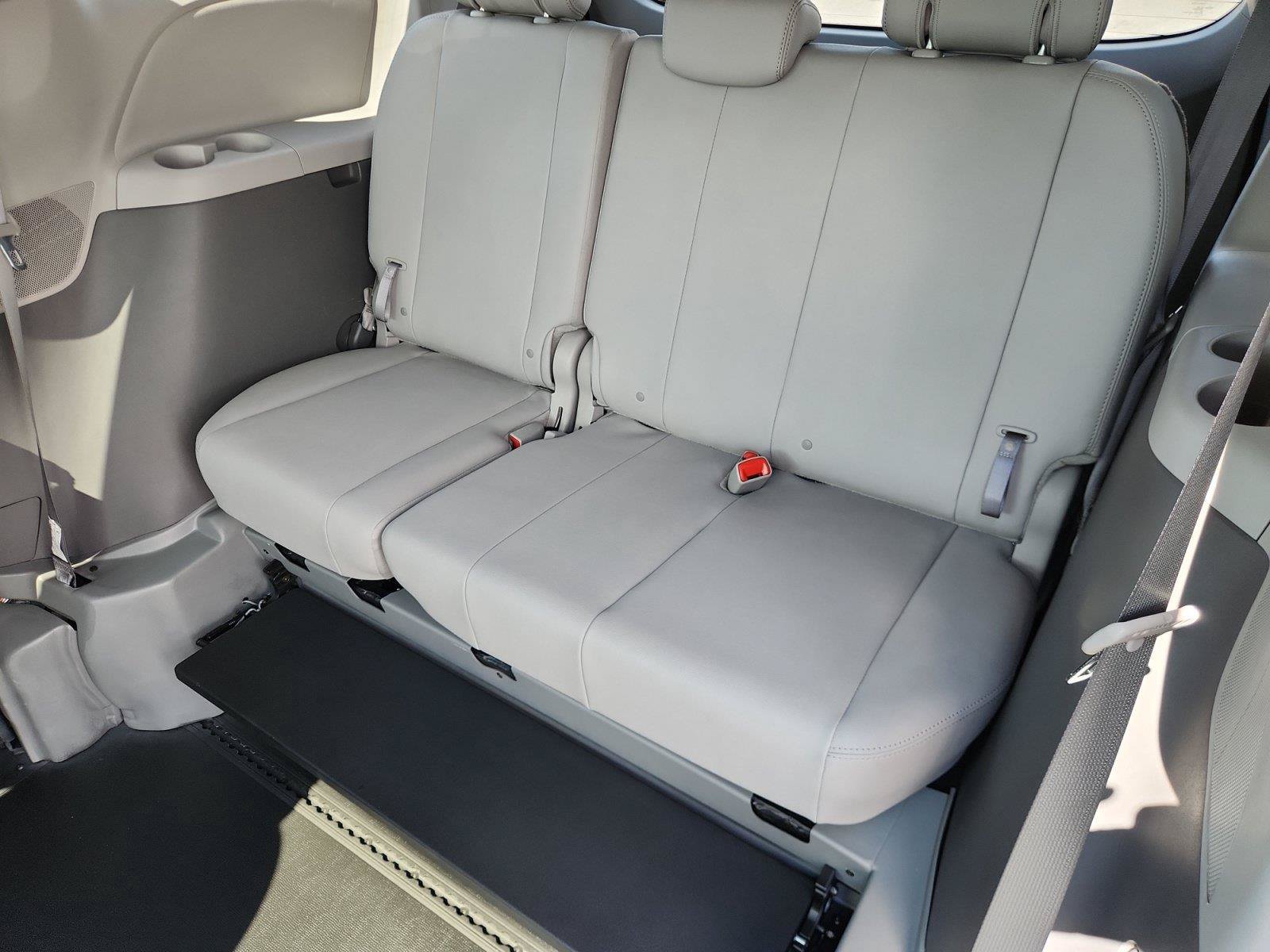 Used 2019 Toyota Sienna XLE w/ XLE Navigation Package FWD image 13
