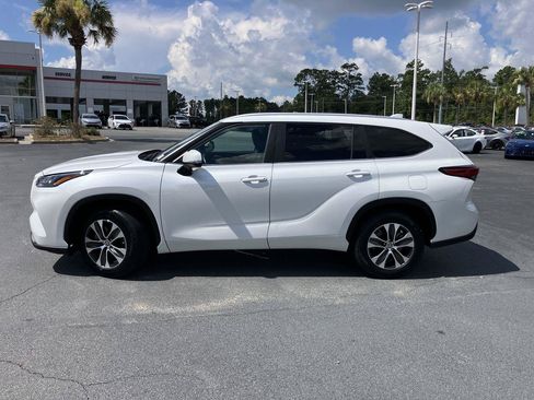 Used 2023 Toyota Highlander XLE FWD image 2