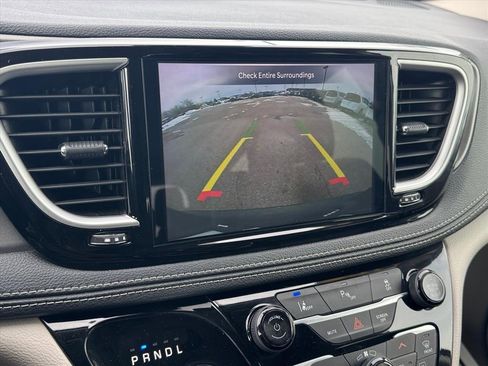 Used 2023 Chrysler Pacifica Touring-L image 26