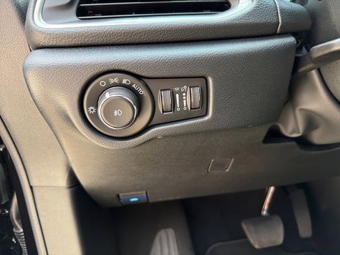 Used 2026 Chrysler Pacifica Limited image 12