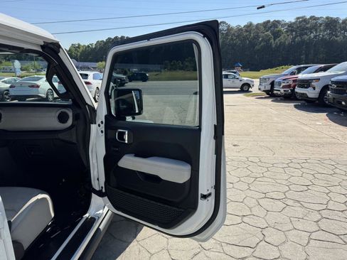 Used 2022 Jeep Gladiator Overland AWD/4WD image 15