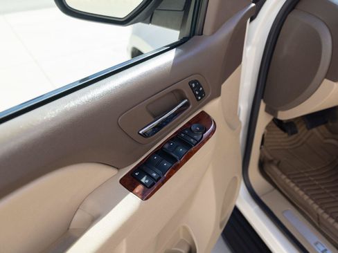 Used 2011 Chevrolet Avalanche LTZ AWD/4WD image 23