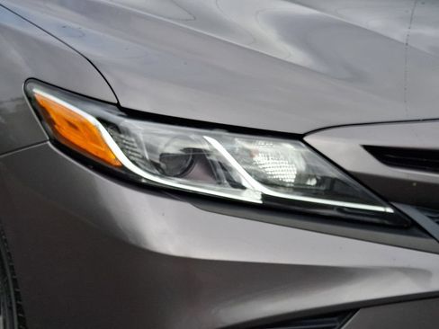 Used 2018 Toyota Camry SE w/ Convenience Package FWD image 9