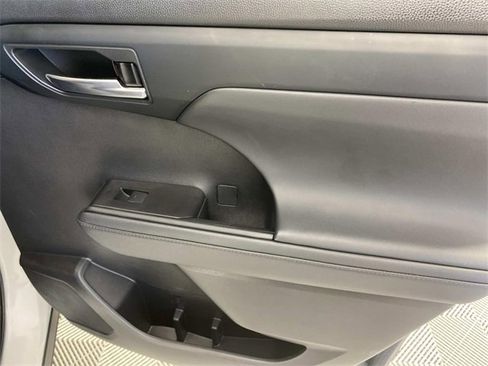 Used 2022 Toyota Highlander XLE image 28