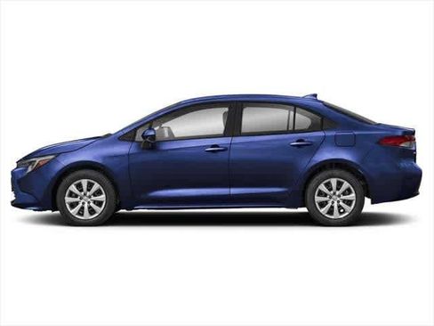 Used 2025 Toyota Corolla LE image 3