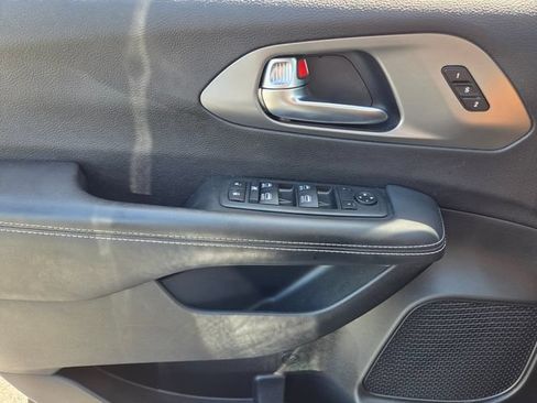 Used 2025 Chrysler Pacifica Select AWD/4WD image 30