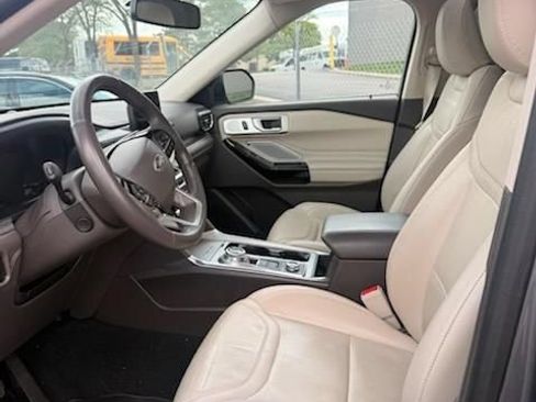 Used 2023 Ford Explorer Platinum w/ Technology Package AWD/4WD image 5
