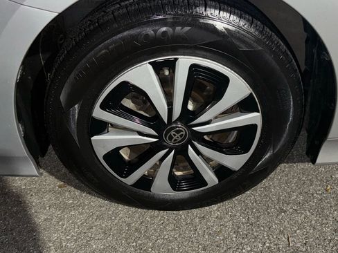 Used 2017 Toyota Prius Prime Premium image 17