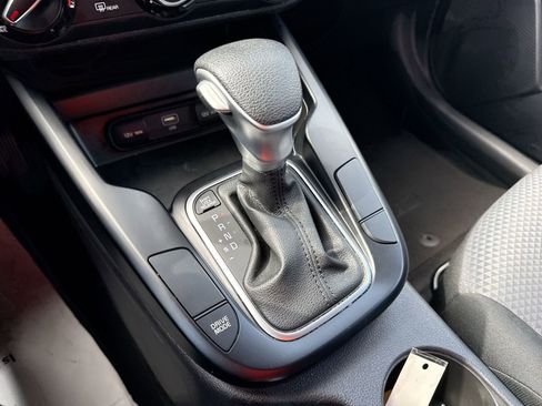 Used 2025 Kia Soul LX w/ LX Technology Package FWD image 20