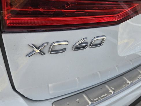 Used 2021 Volvo XC60 T5 Momentum w/ Protection Package Premier image 14
