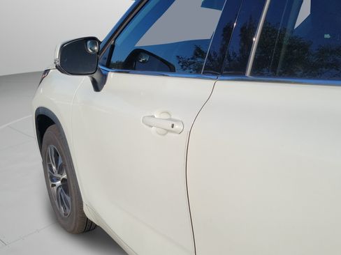 Used 2022 Toyota Highlander XLE FWD image 29