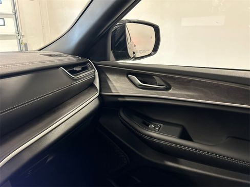 New 2025 Jeep Grand Cherokee Limited w/ Luxury Tech Group II image 25