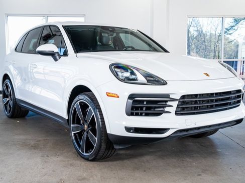 Used 2023 Porsche Cayenne Platinum Edition image 4
