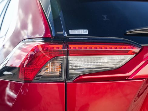 Used 2021 Toyota RAV4 SE w/ Weather & Moonroof Package image 7