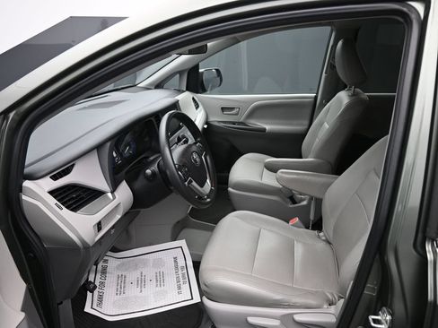 Used 2020 Toyota Sienna L FWD image 11