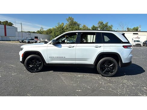 Used 2024 Jeep Grand Cherokee Altitude AWD/4WD image 4