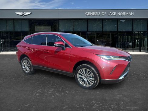 Used 2022 Toyota Venza XLE AWD/4WD image 3