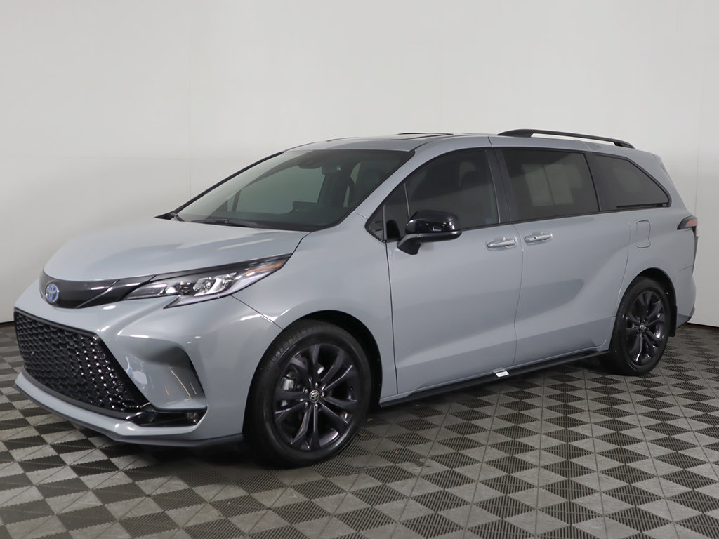 Used 2025 Toyota Sienna XSE FWD image 9