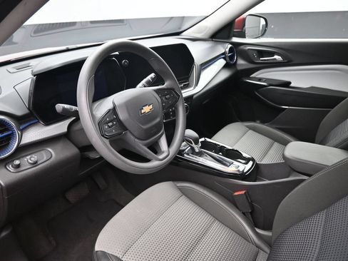 Used 2025 Chevrolet Trax LT FWD image 19