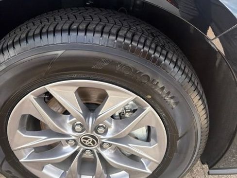 Used 2026 Toyota Sienna XLE FWD image 11