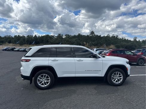 Used 2024 Jeep Grand Cherokee Laredo X AWD/4WD image 4