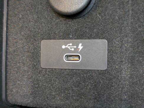 Used 2021 BMW 740i w/ M Sport Package image 24