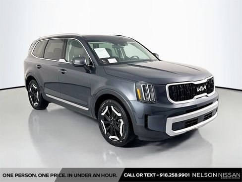 Used 2024 Kia Telluride EX w/ EX Captain's Chair Package FWD image 3