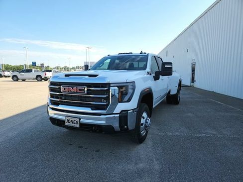 Used 2025 GMC Sierra 3500 SLE w/ SLE Value Package AWD/4WD image 4
