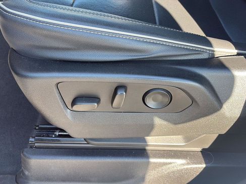 Used 2023 GMC Yukon SLT w/ SLT Premium Package image 12