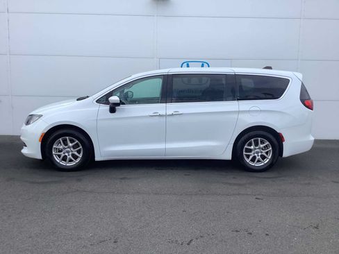 Used 2023 Chrysler Voyager LX FWD image 2