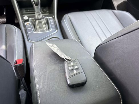 Used 2023 Volkswagen Tiguan SE w/ Panoramic Sunroof Package FWD image 32