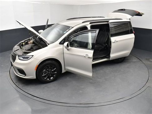 Used 2021 Chrysler Pacifica Touring-L w/ Premium & Safety Sphere Group image 27