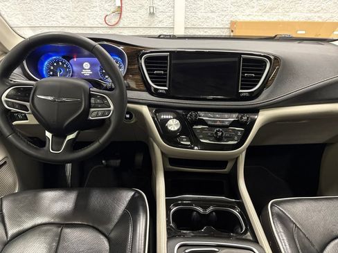 Used 2022 Chrysler Pacifica Limited AWD/4WD image 12