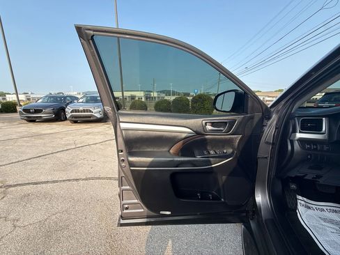 Used 2019 Toyota Highlander XLE FWD image 9