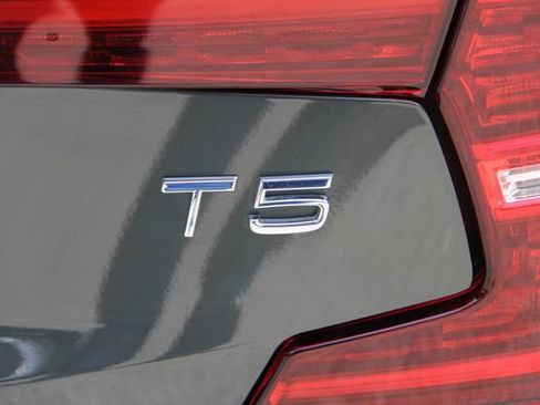 Used 2020 Volvo S60 T5 Momentum FWD image 10