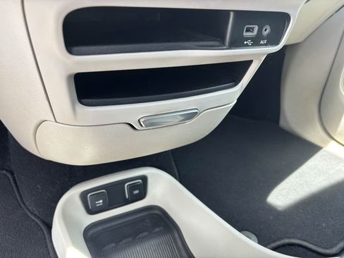 Used 2020 Chrysler Pacifica Touring-L FWD image 15