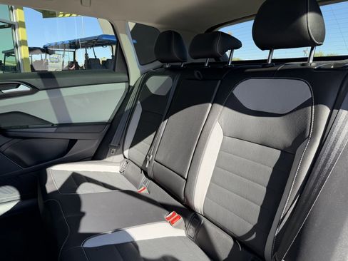 Used 2022 Volkswagen Taos SEL w/ Panoramic Sunroof Package image 35