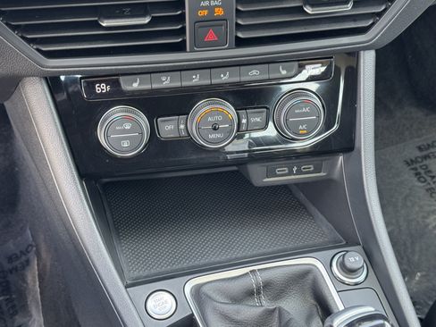 Certified 2023 Volkswagen Jetta SE w/ Panoramic Sunroof Package FWD image 28