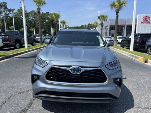 Used 2023 Toyota Highlander Limited FWD image 3