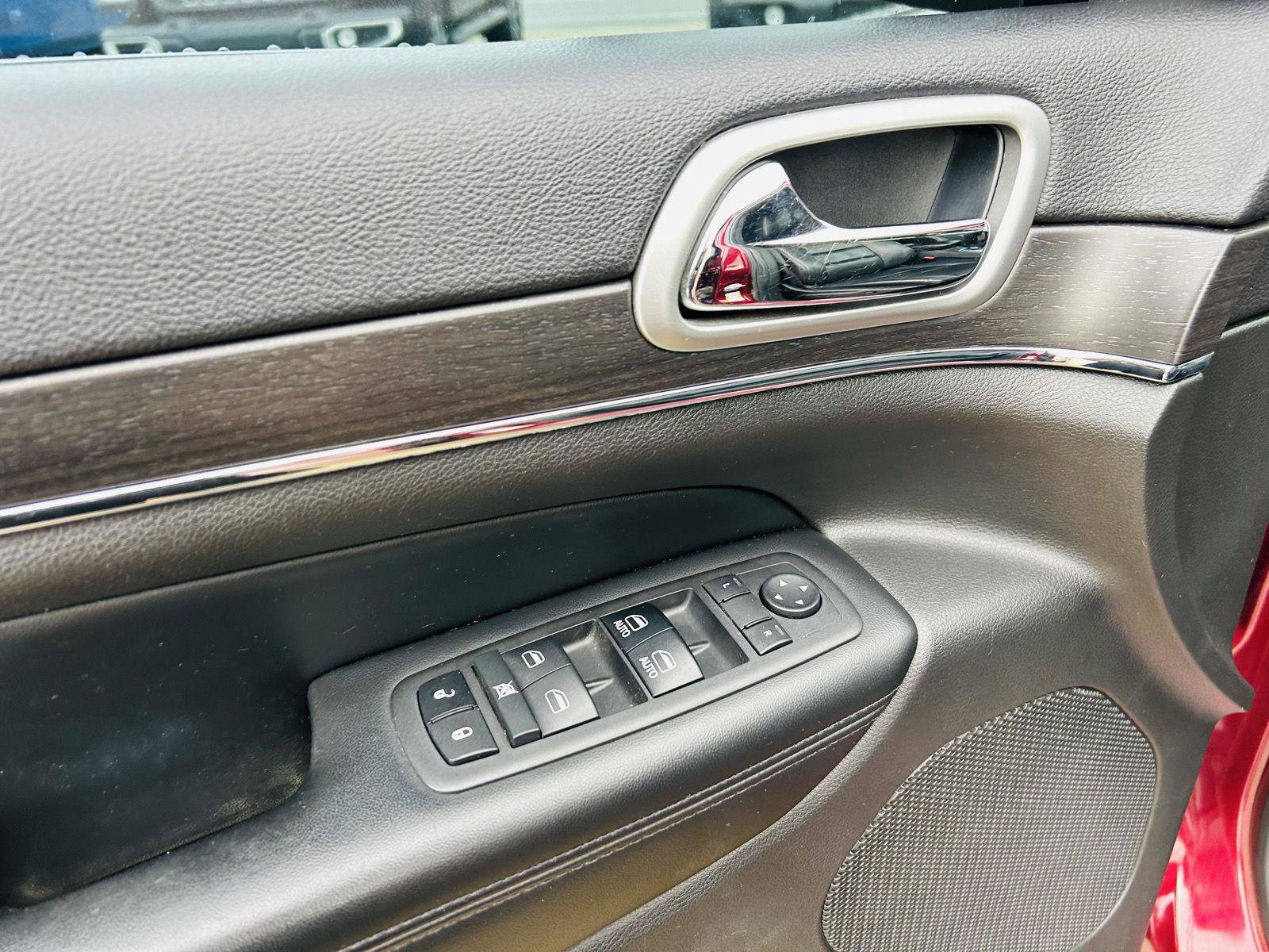 Used 2018 Jeep Grand Cherokee Limited AWD/4WD image 12