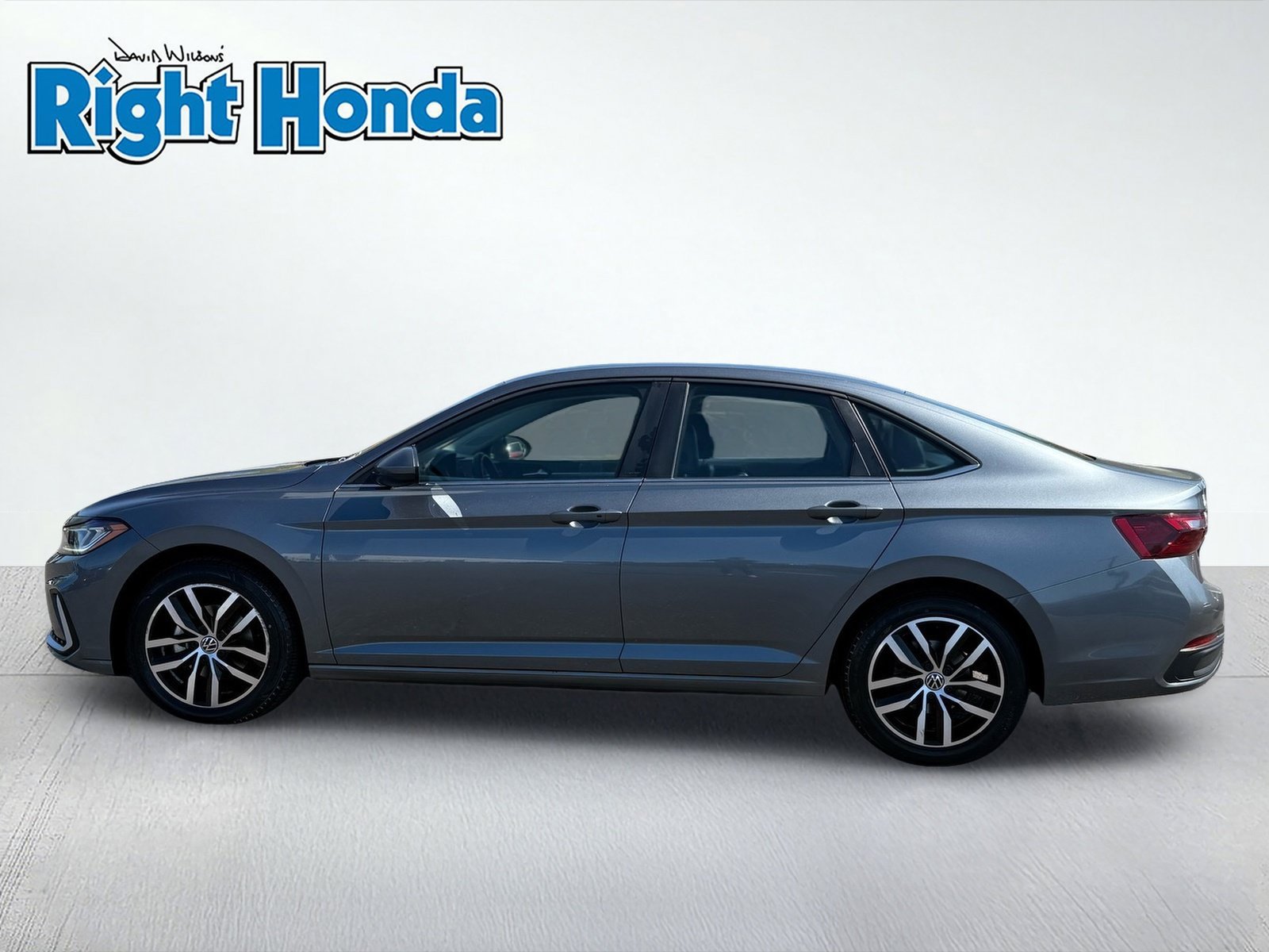 Used 2025 Volkswagen Jetta SE FWD image 3