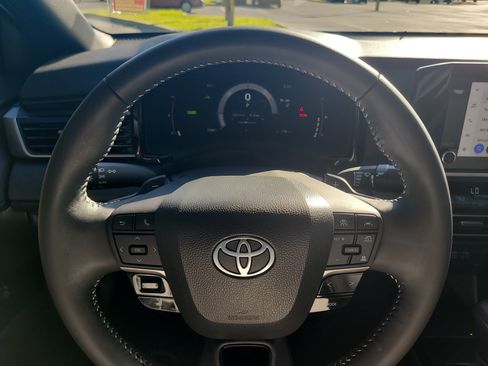 Used 2025 Toyota Camry SE FWD image 28