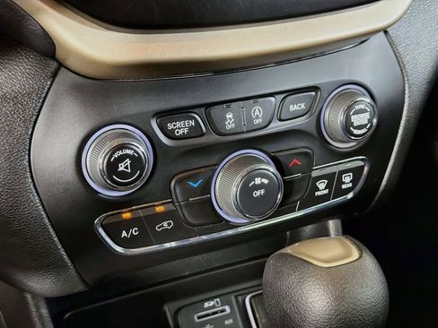 Used 2018 Jeep Cherokee Latitude w/ Cold Weather Group AWD/4WD image 16