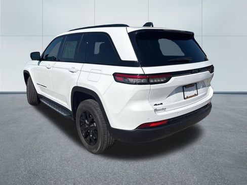 Used 2025 Jeep Grand Cherokee Altitude AWD/4WD image 2