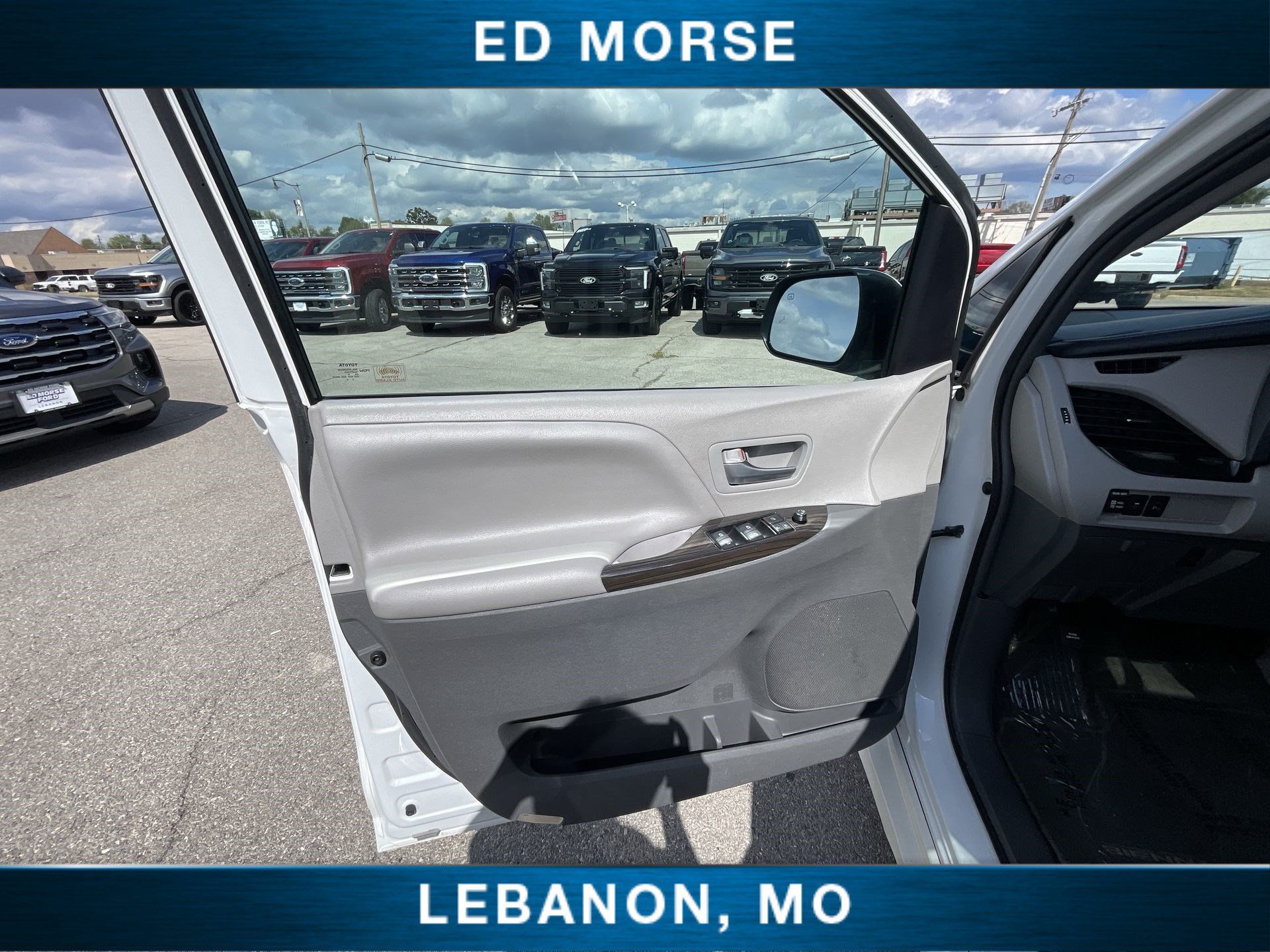 Used 2018 Toyota Sienna XLE w/ XLE Navigation Package FWD image 20