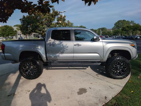 Used 2022 Toyota Tacoma SR5 w/ Technology Package AWD/4WD image 10